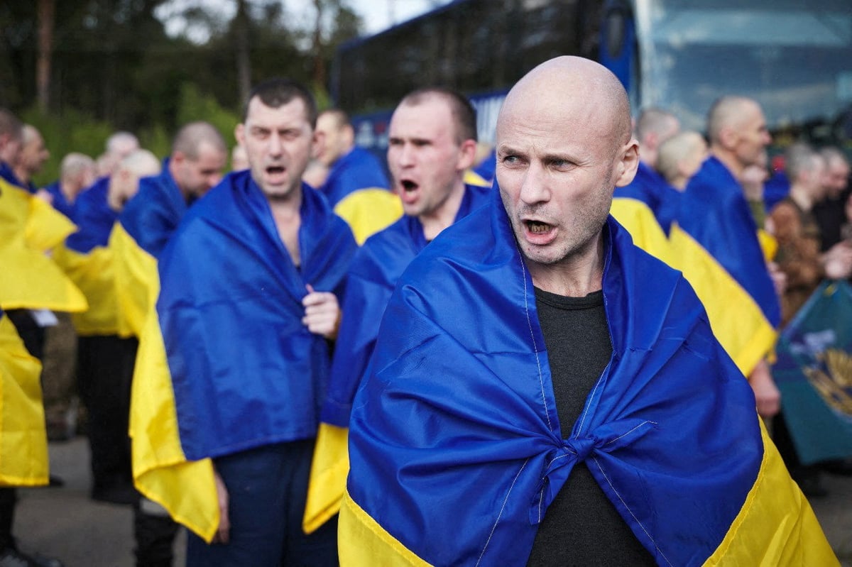 Hundreds of Ukrainian and Russian soldiersand civilians  released in biggest prisoner swap of war 