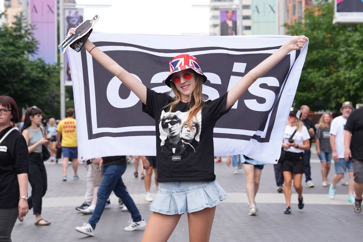'A sea of Adidas': Here's what fans were wearing at Oasis last night at Wembley Stadium