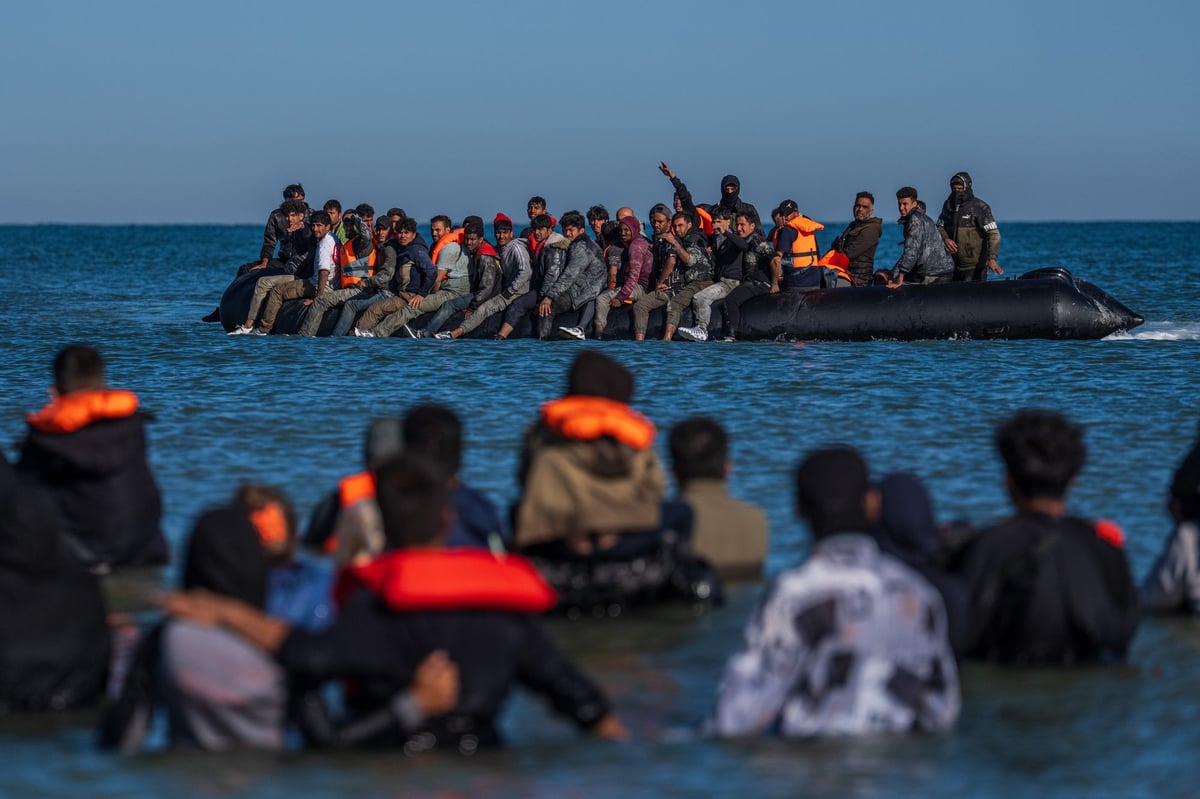 Ministers 'ready to send 100 small-boat migrants back to France' as Nigel Farage sets out 'mass deportations' plan