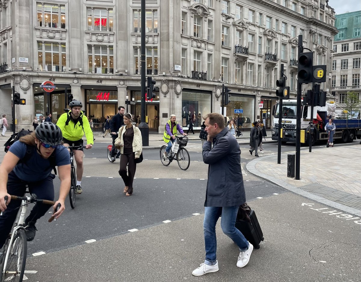 Cyclists who jump red lights in City of London could face higher fines