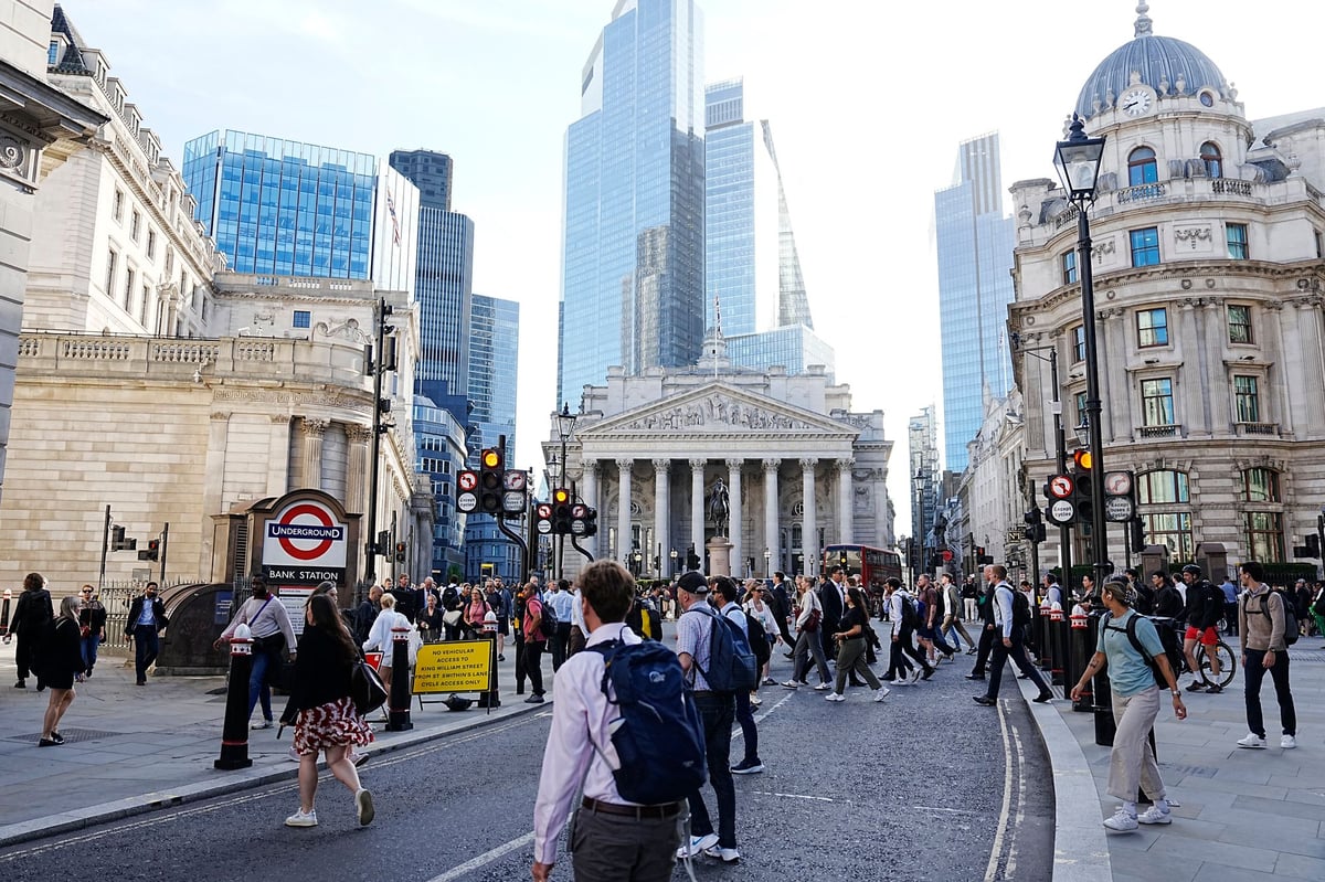 London Tube strikes: City workers hit by travel misery told by RMT to join a union if working long hours