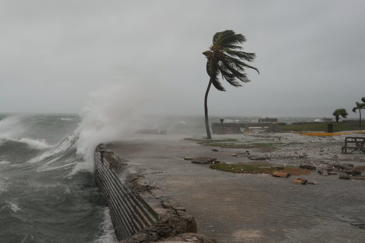 Thousands of Britons stranded as Hurricane Melissa wreaks havoc on Jamaica