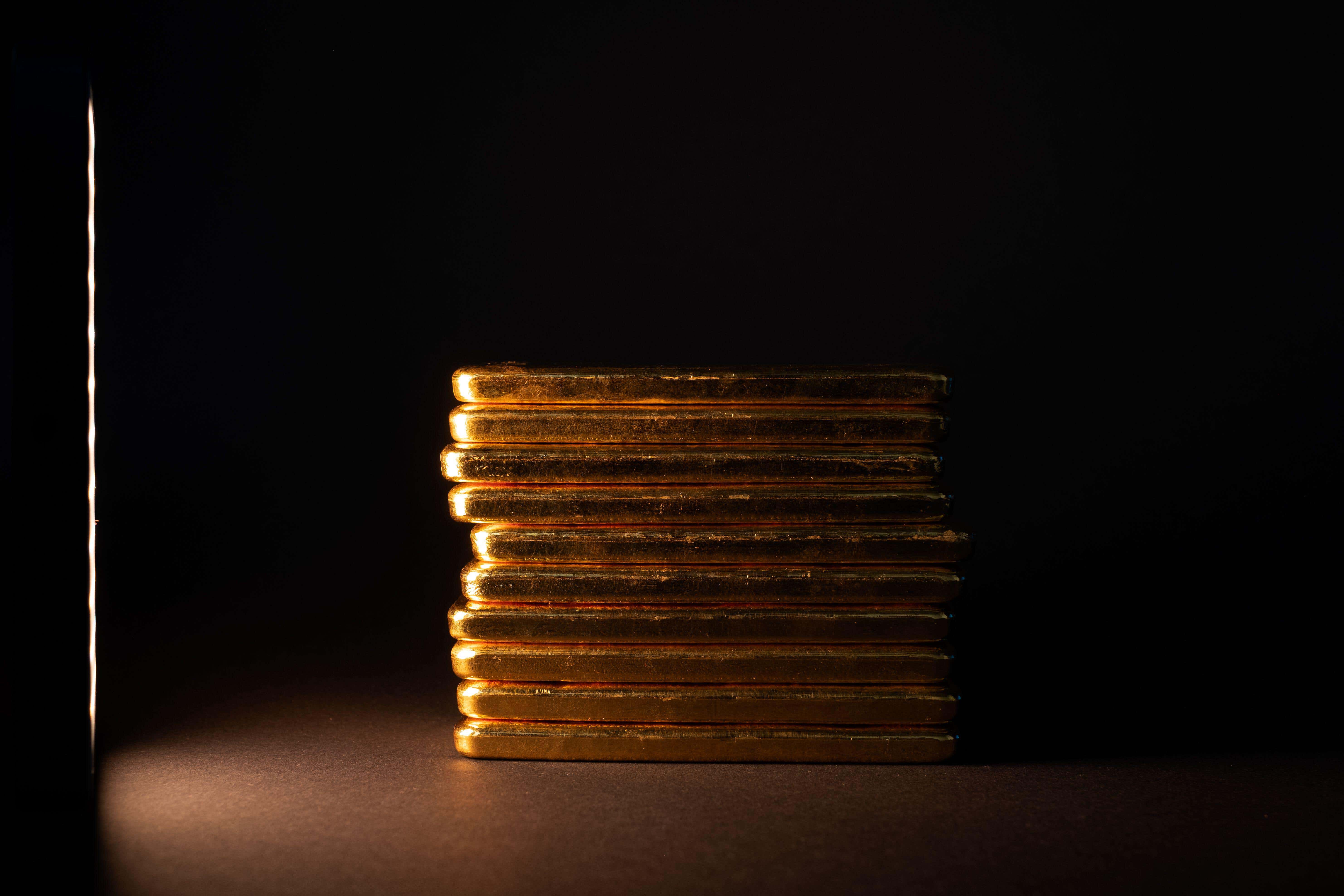 Gold glows but blue chips struggle in quiet trading