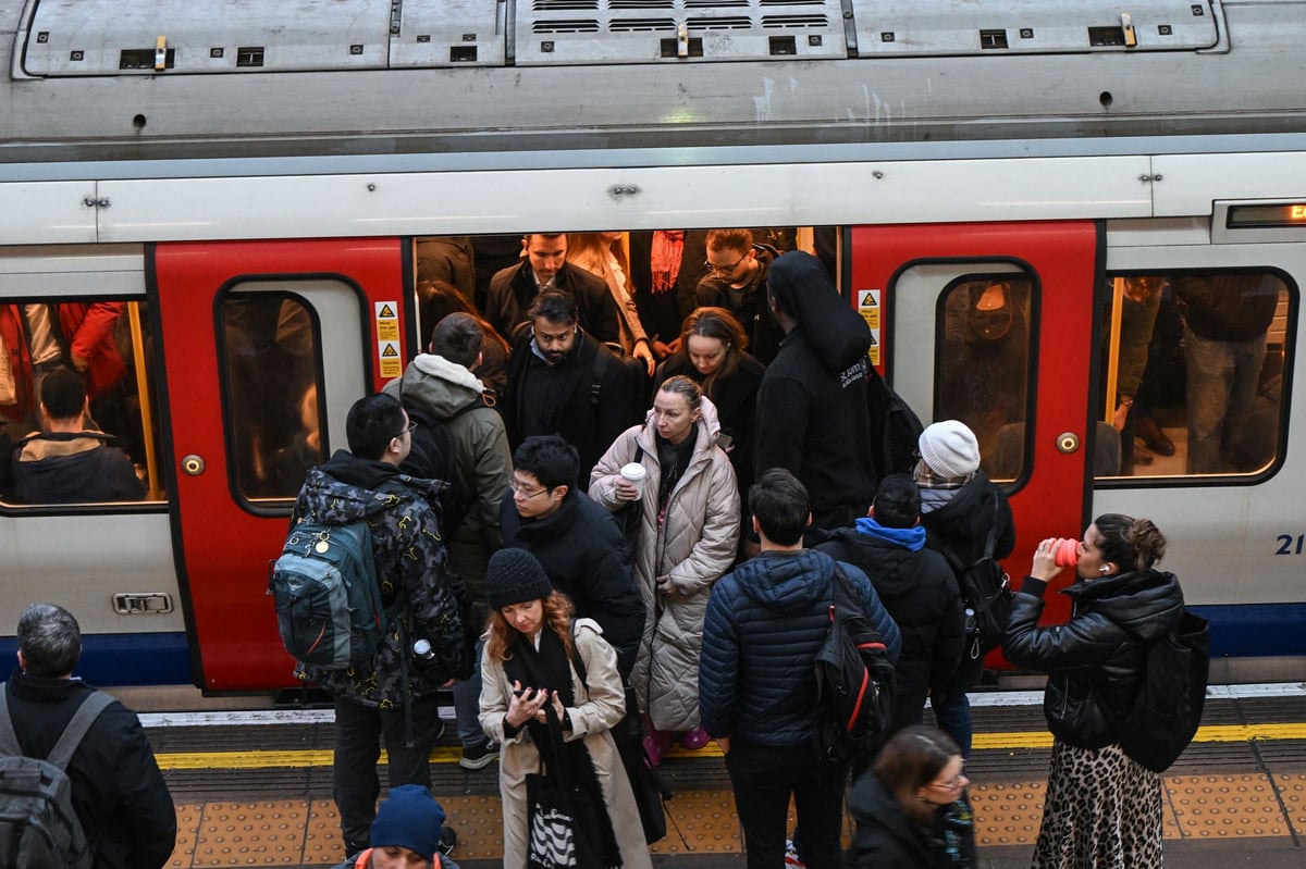 London travel news LIVE: TfL disruptions as Tramlink suspended and Elizabeth line hit by severe delays