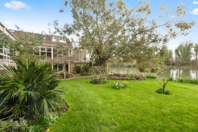 Harris' former home has direct river access