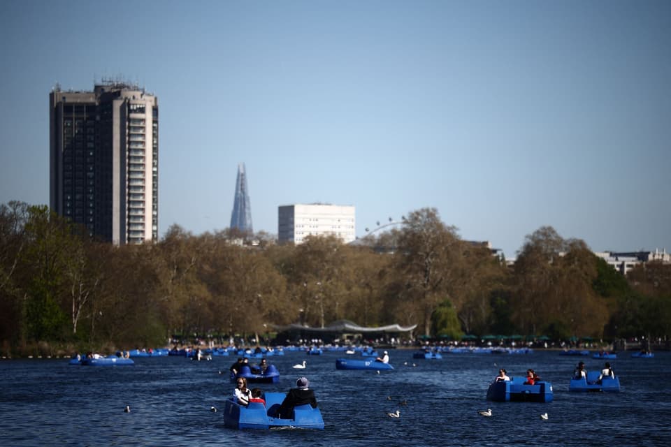 BRITAIN-WEATHER-OFFBEAT