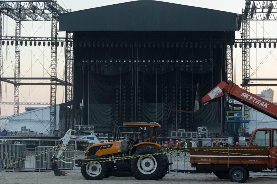 Shakira concert crew member dies 