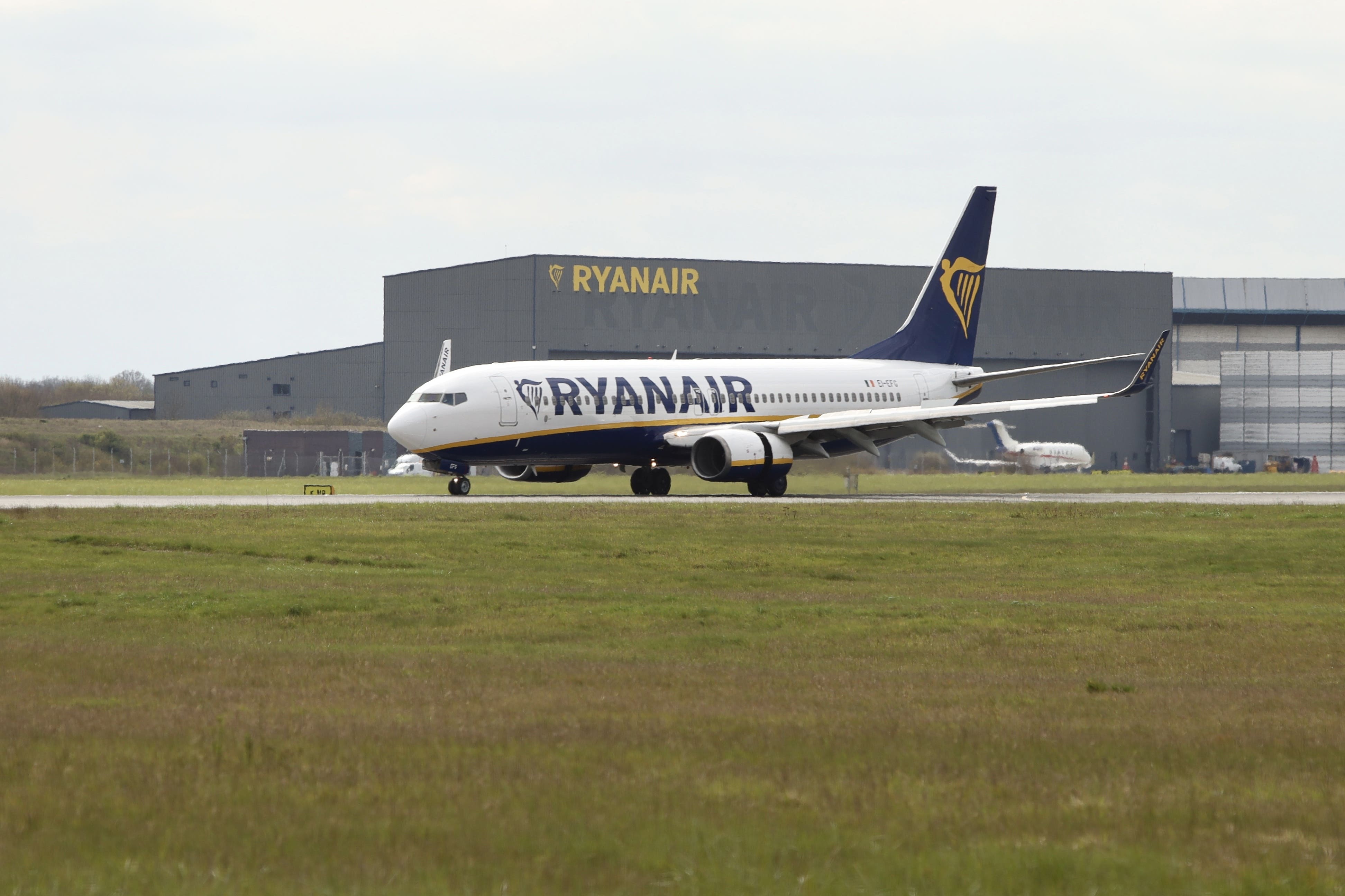Ryanair sees fares and costs under pressure due to Iran war