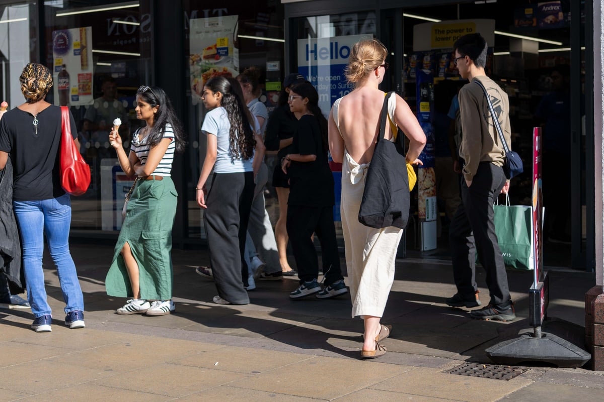Shopper footfall suffers in record-breaking May temperatures