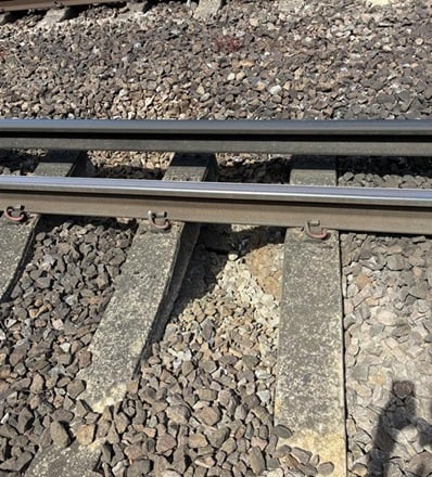 Thousands of Gatwick Airport passengers stranded after sinkholes found on South London bridge halt trains