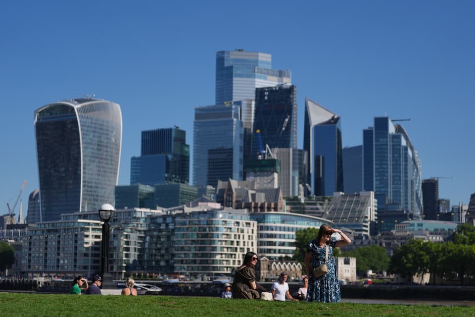 <p>People enjoy the warm weather on The Queen´s Walk in London</p>