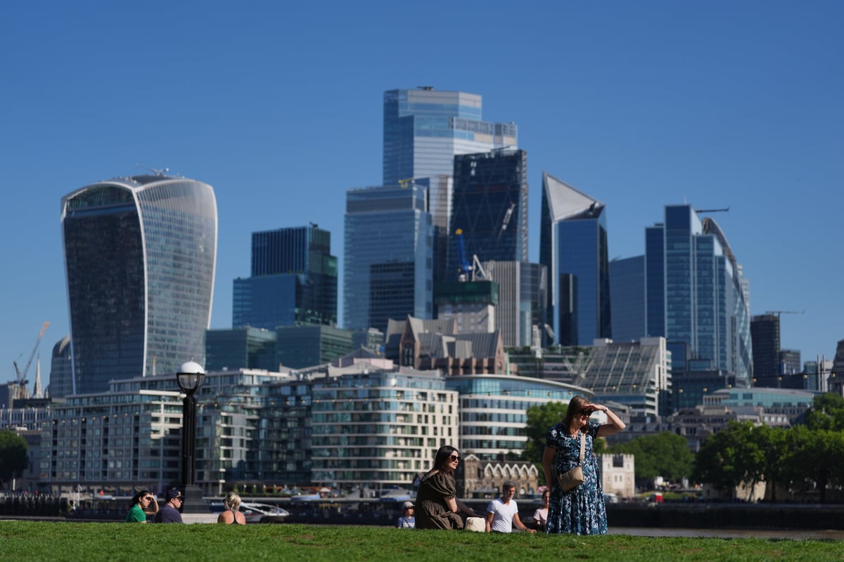 What temperature is too hot to work under UK law? Heatwave to bring 40C  weather to London 