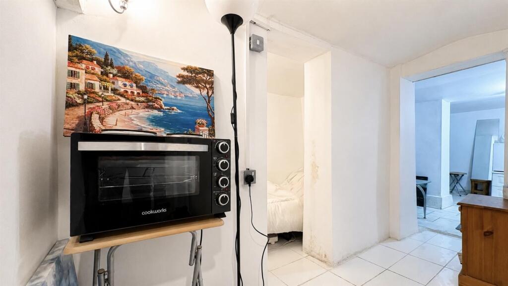 Kensington property for sale for £150,000 with no cooking facilities besides a microwave
