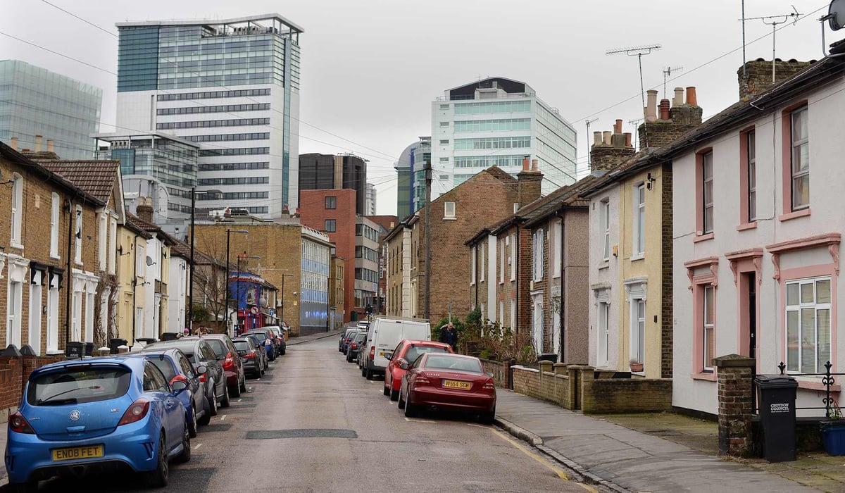 London houses still selling for £19,500 below asking price but market is bouncing back