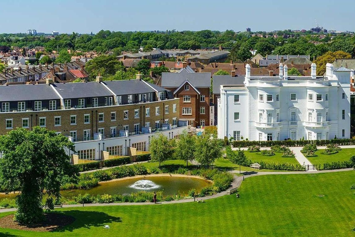 Grand townhouse for sale by Duke of Northumberland's Thameside retreat
