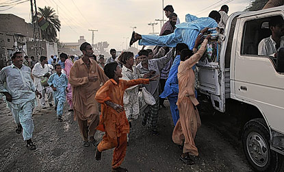 Desperate Pakistan flood victims storm trucks carrying food | London Evening Standard
