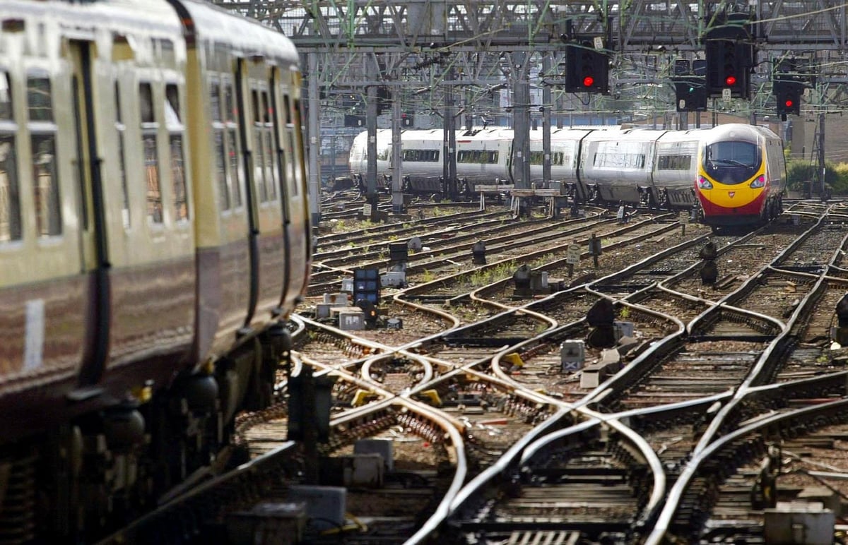Major delays into Waterloo and Victoria | London Evening Standard