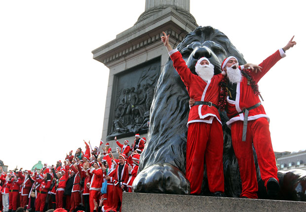 Pictures: Santa flash mob descends on Trafalgar square | London Evening Standard