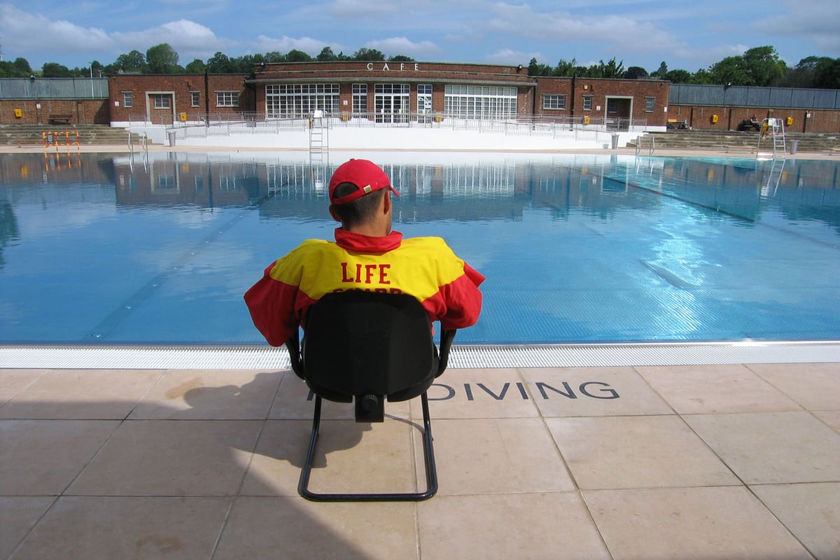 What is hypothermia and its symptoms as North London Lido dealing with ‘at least one hypothermic swimmer everyday’