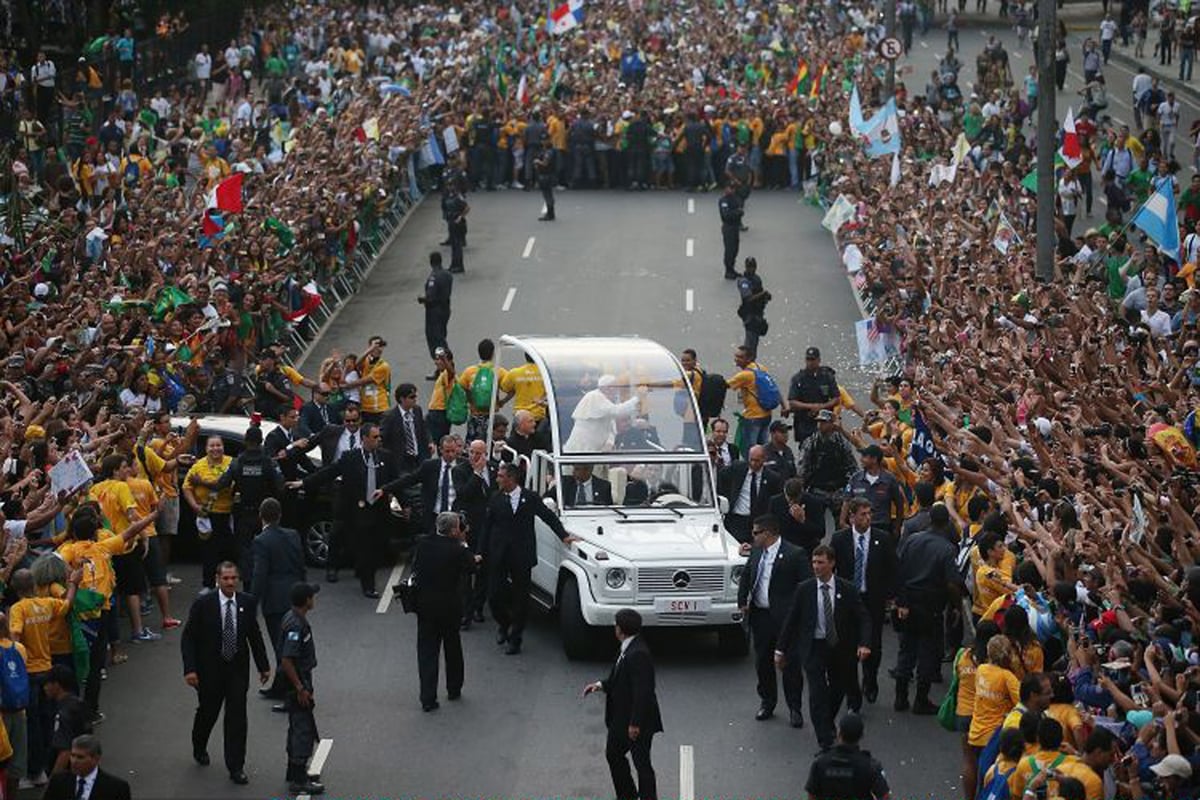 Popemobile mobbed in Rio as driver takes wrong turn and thousands swarm pontiff | London Evening Standard