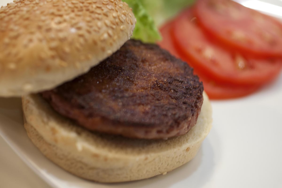 First taste of £215,000 test tube burger cooked up in London | London Evening Standard