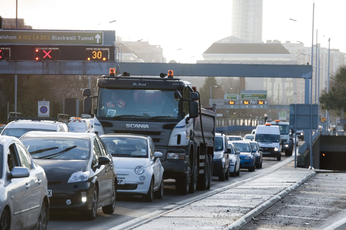 Blackwall tunnel to be partially closed to allow footbridge installation in north Greenwich