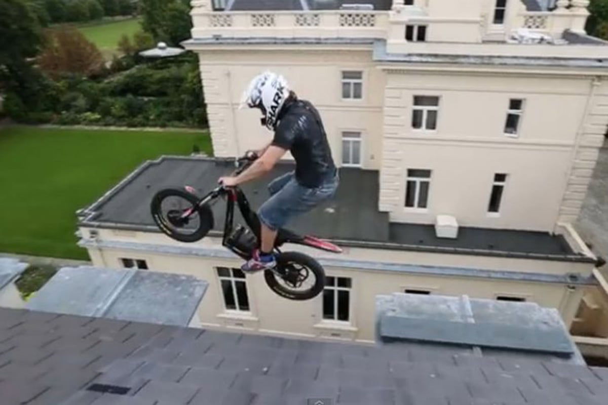VIDEO: Daredevil biker jumps between ledges on roof of abandoned £100m mansion on Billionaires' Row | London Evening Standard