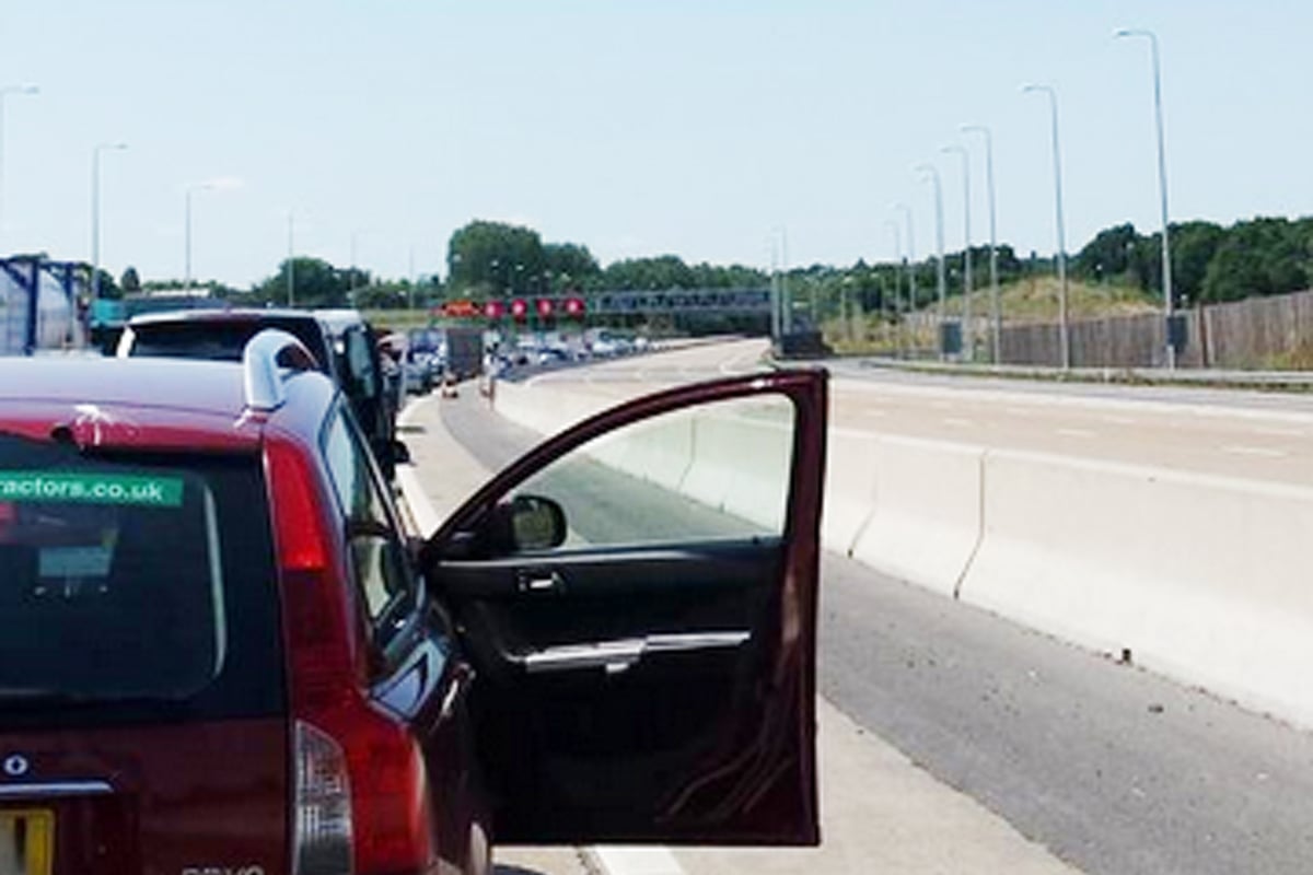 M25 shuts as 'illegal immigrants jump out of truck and run around on carriageway' | London Evening Standard