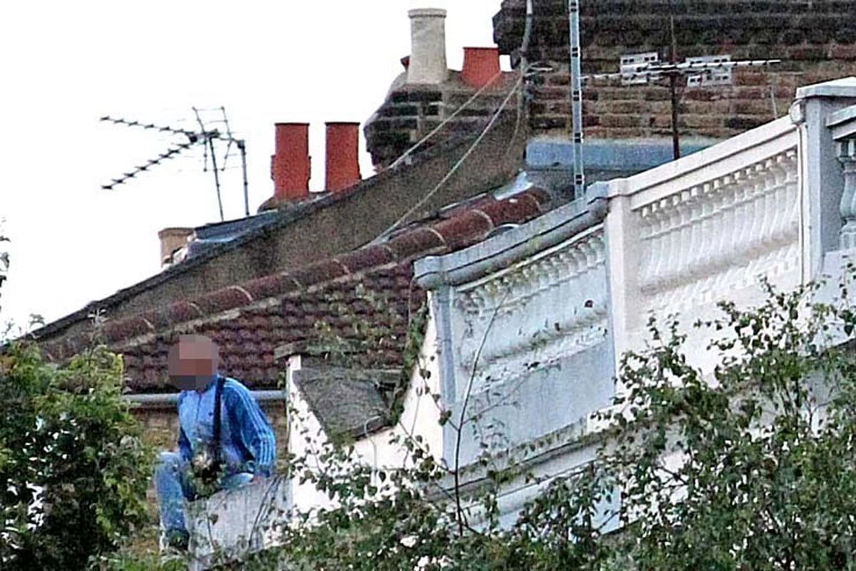 Burglary suspect flings tiles and bricks from roof during five hour stand-off with police | London Evening Standard