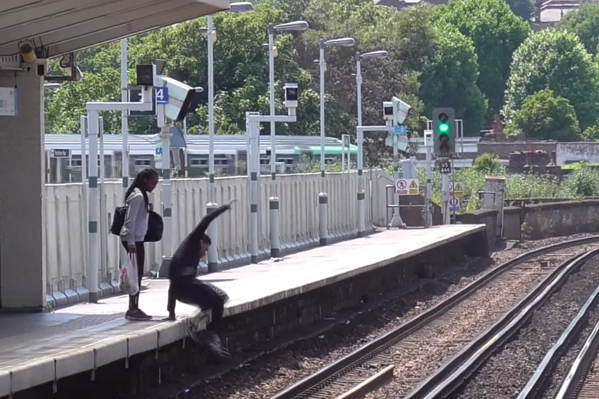 Shocking footage of moment man leaps on to tracks at Peckham Rye 'to retrieve phone' | London Evening Standard