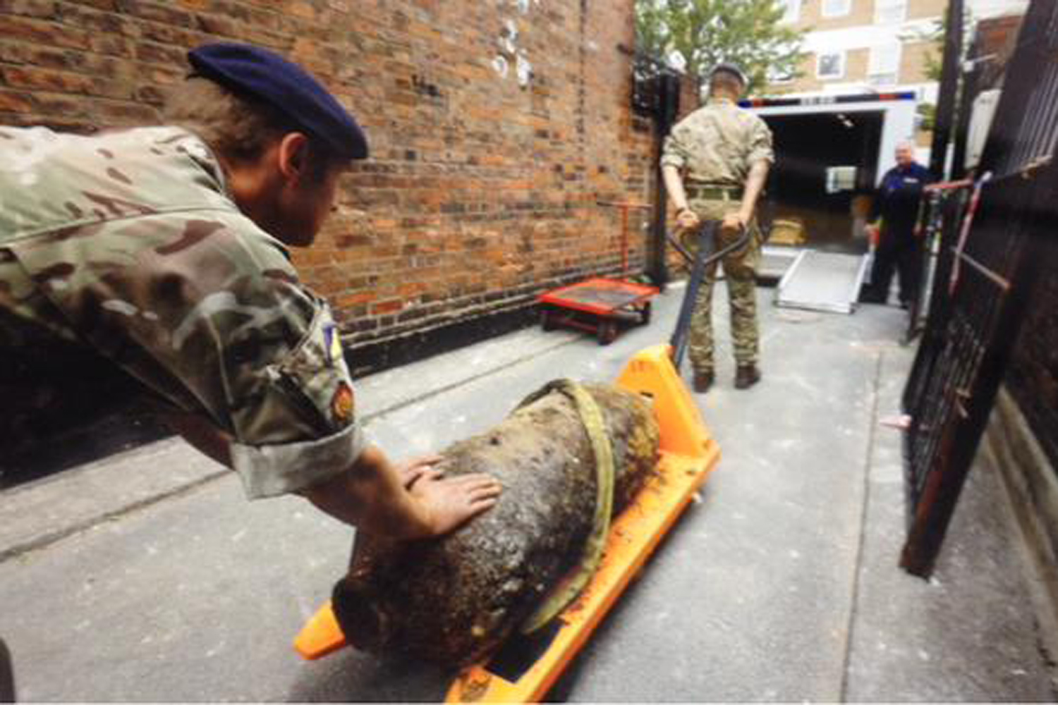 Hundreds allowed home after Bethnal Green bomb defused by Army
