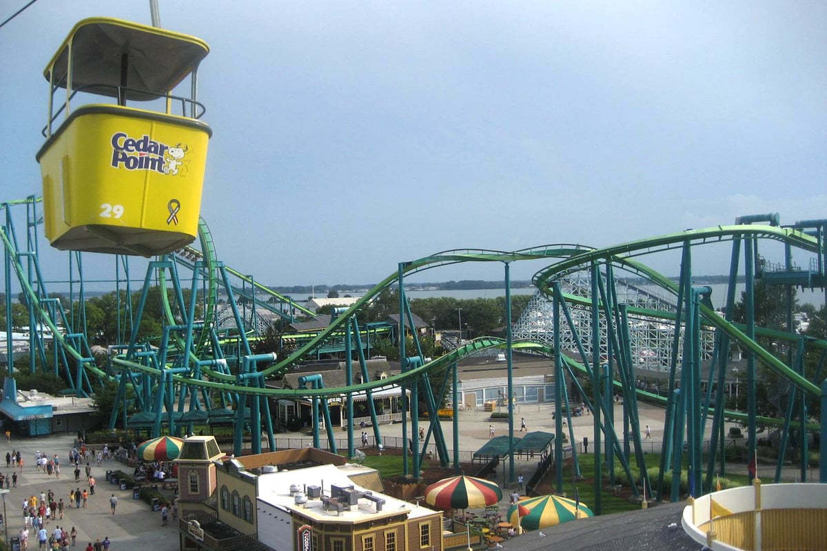 Man dies after being hit by high-speed rollercoaster at US theme park | London Evening Standard
