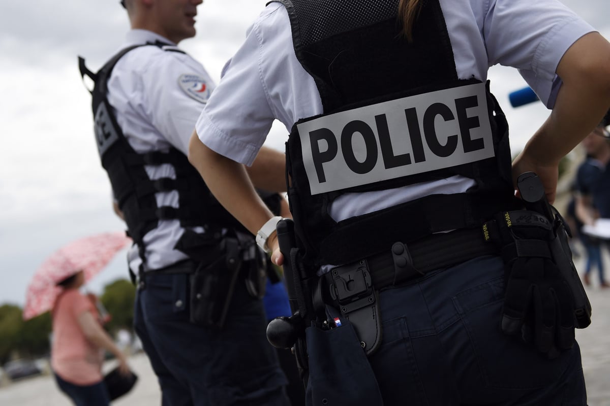 Police hunt two men who shot police officer in government security building outside Paris | London Evening Standard