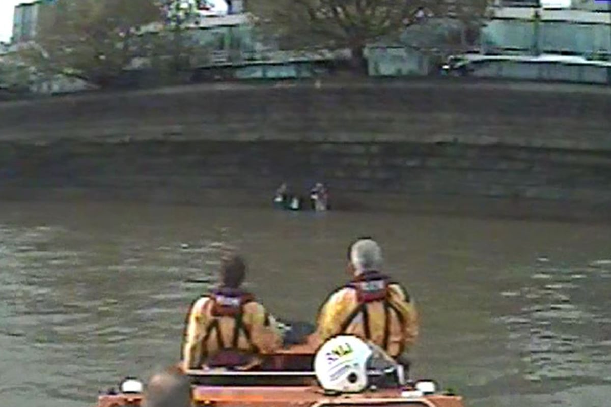Dramatic double rescue as Thames traps family and young man | London Evening Standard