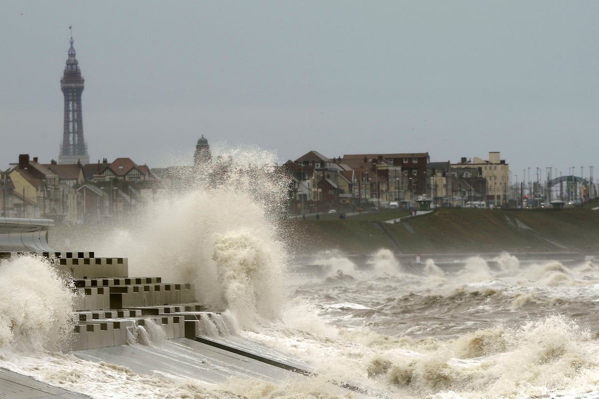 Thrillseekers urged to avoid 'storm selfies' as Storm Barney batters Britain | London Evening Standard