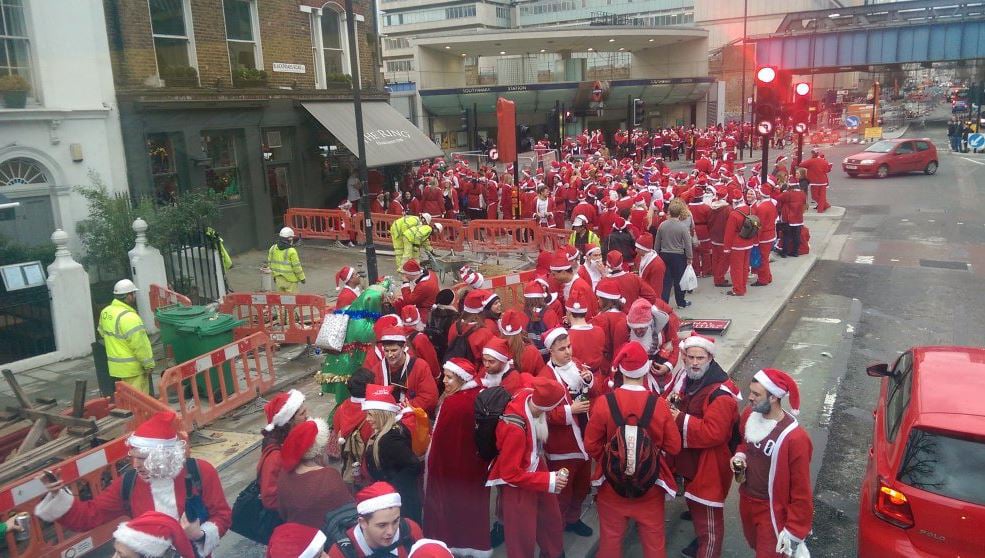 Santacon London 2015: Hundreds of merry Santas hit the streets for festive pub crawl | London Evening Standard