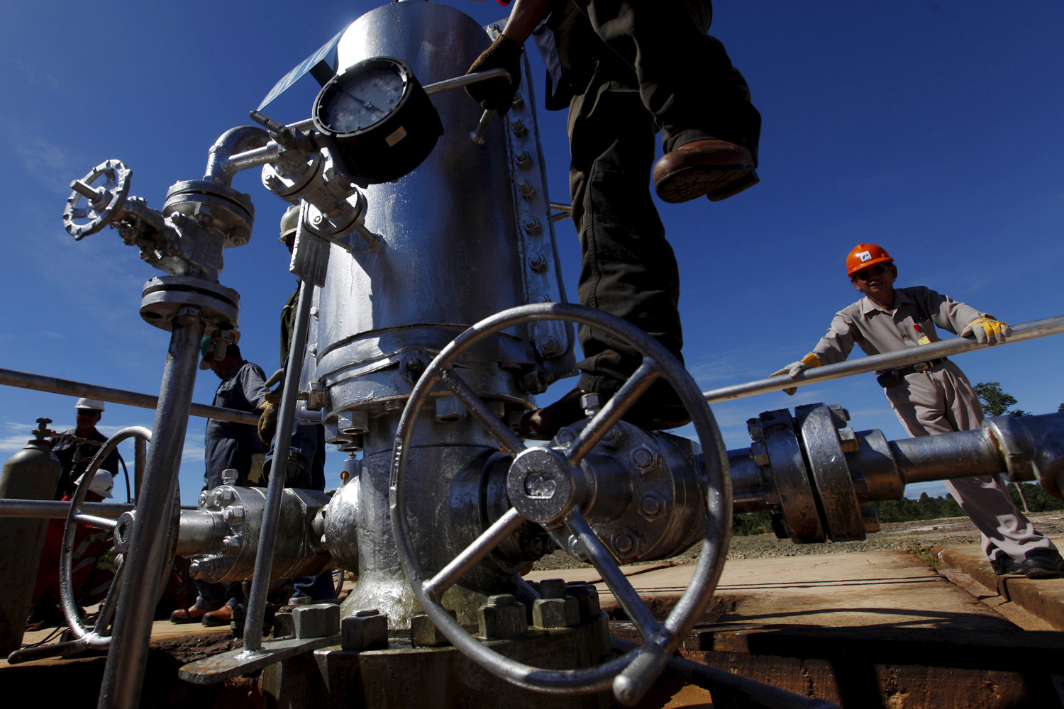 Oil firms struggle despite crude’s seven-year high gains