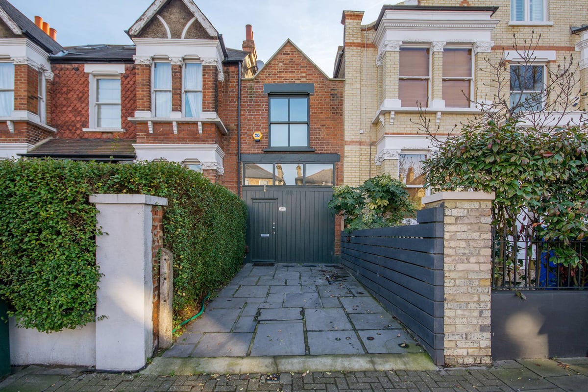 House in south London just 10ft wide on sale for £800,000 | London Evening Standard