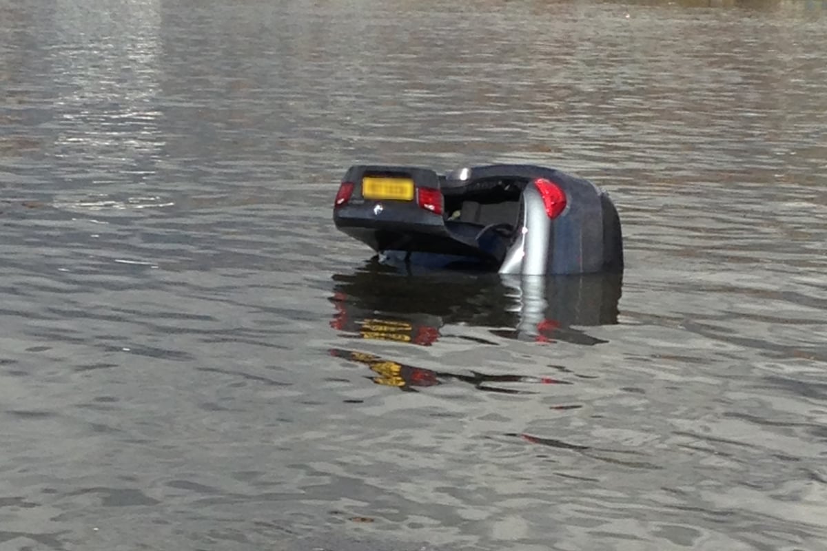 Watch moment BMW sinks in River Thames after being swept away by tide | London Evening Standard