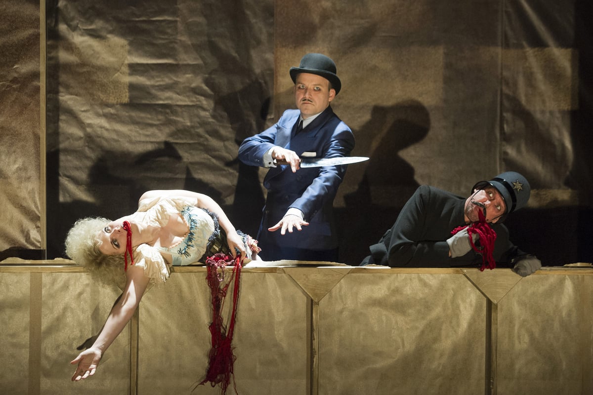 The Threepenny Opera, theatre review: Kinnear’s really on song in this enticingly sleazy revival | London Evening Standard