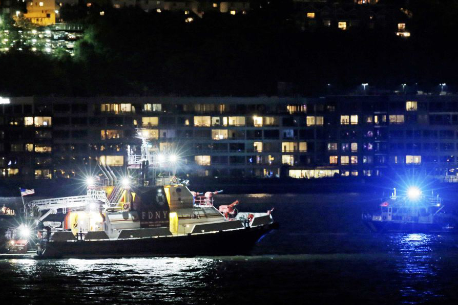 Pilot killed as vintage World War Two plane crashes into Hudson River | London Evening Standard