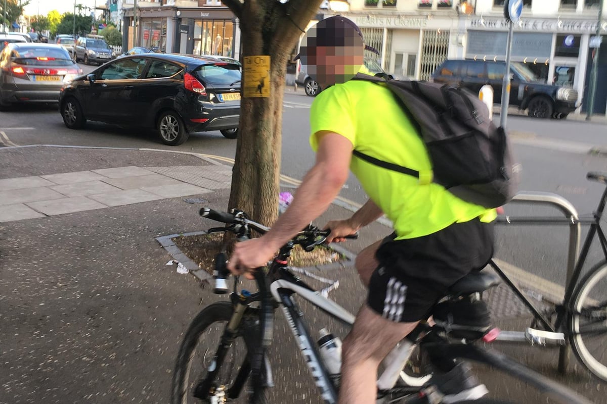Moment 'thief posing as cyclist rides off with stolen bike' | London Evening Standard