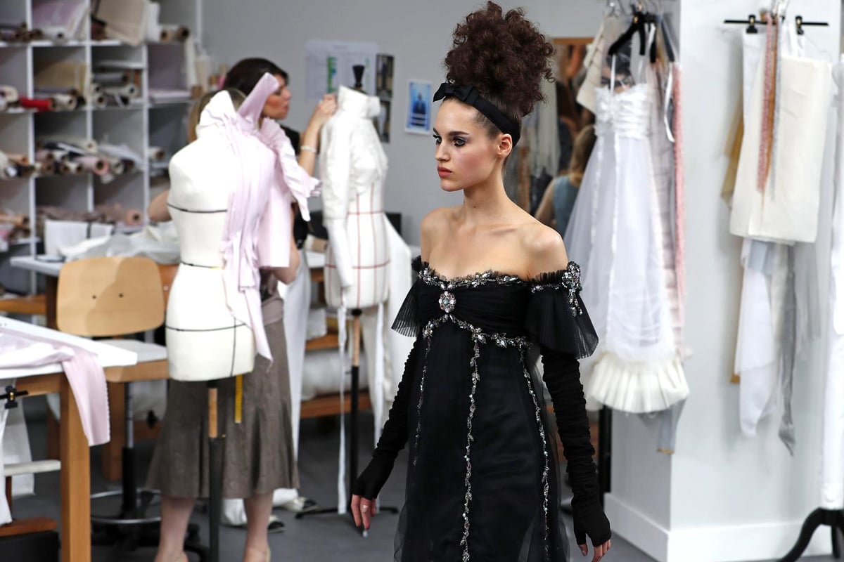 Chanel couture showcase goes behind the scenes as Karl Lagerfeld turns his catwalk into a designer’s workshop | London Evening Standard