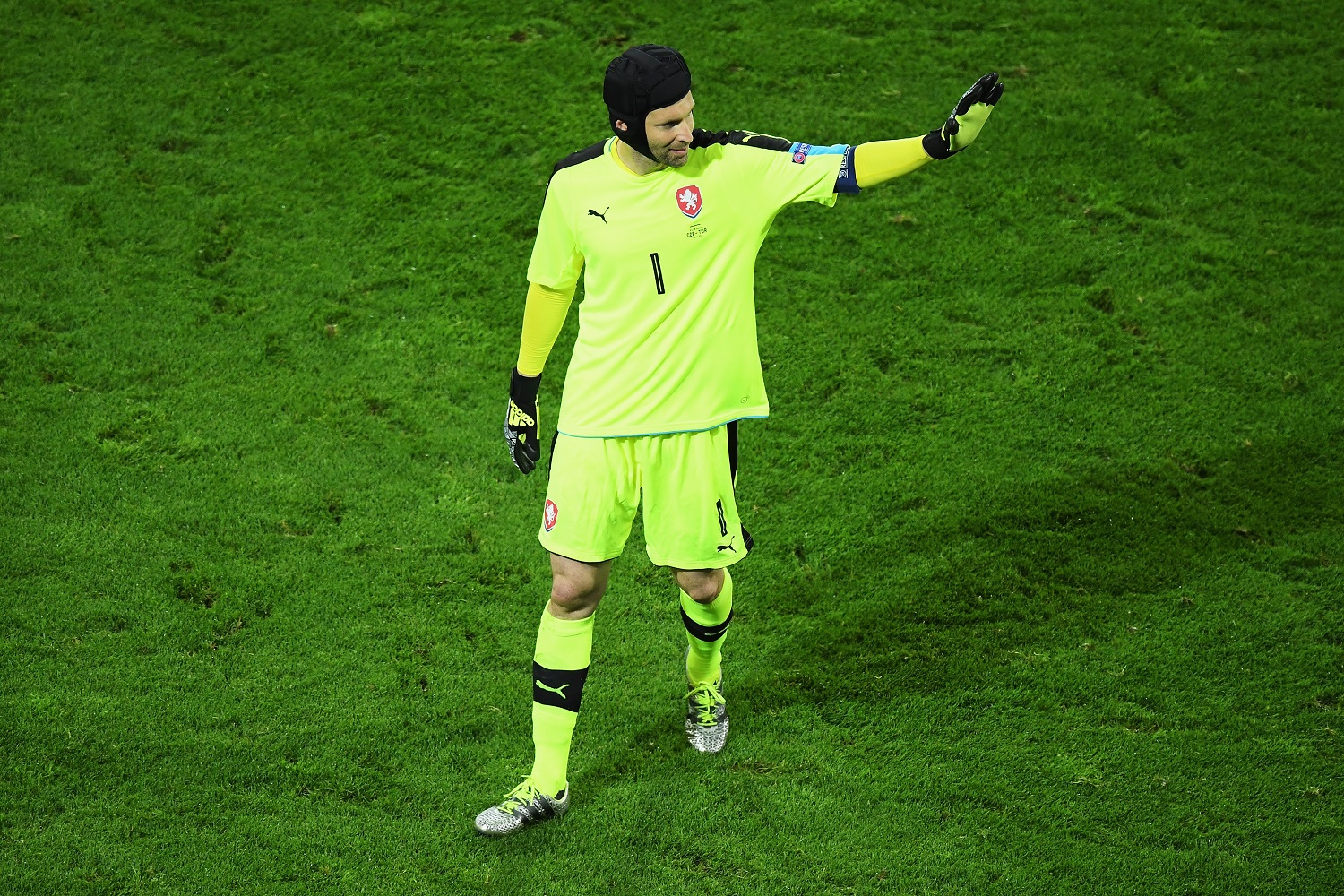 Arsenal goalkeeper Cech retires from international football