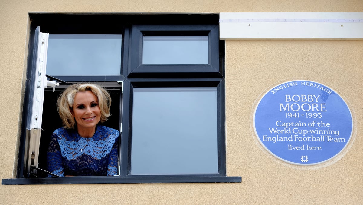 England football hero Bobby Moore honoured with blue plaque at Barking childhood home | London Evening Standard