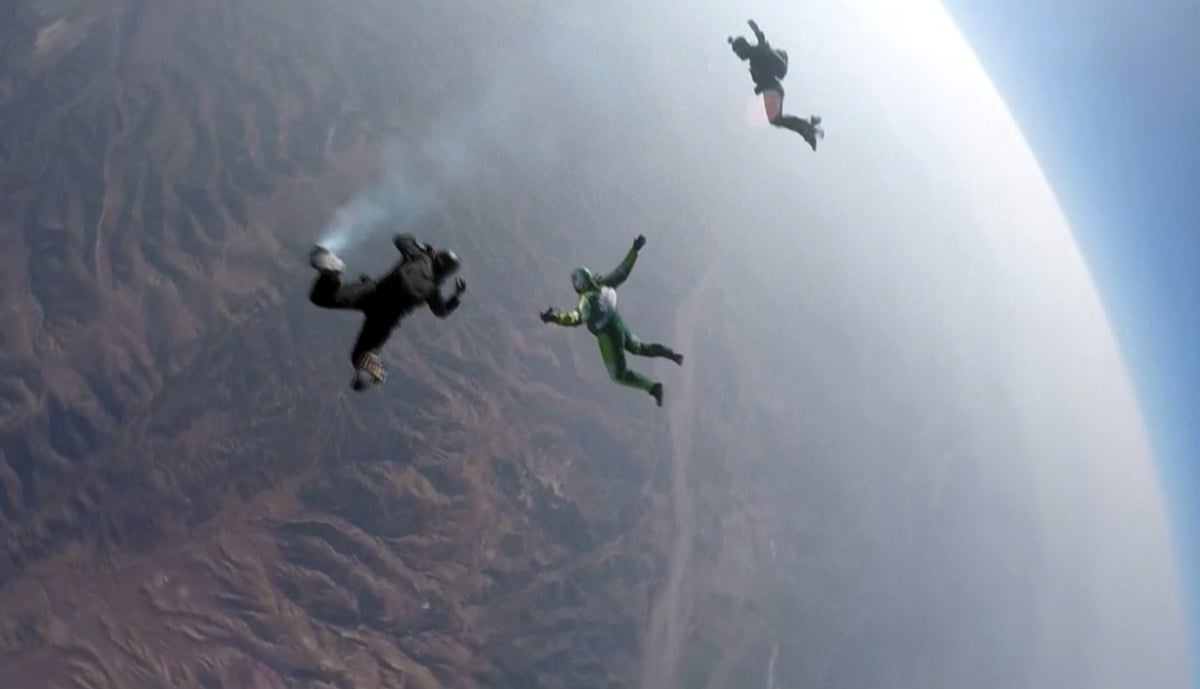 Daredevil skydiver becomes first person to complete 25,000ft leap without a parachute | London Evening Standard