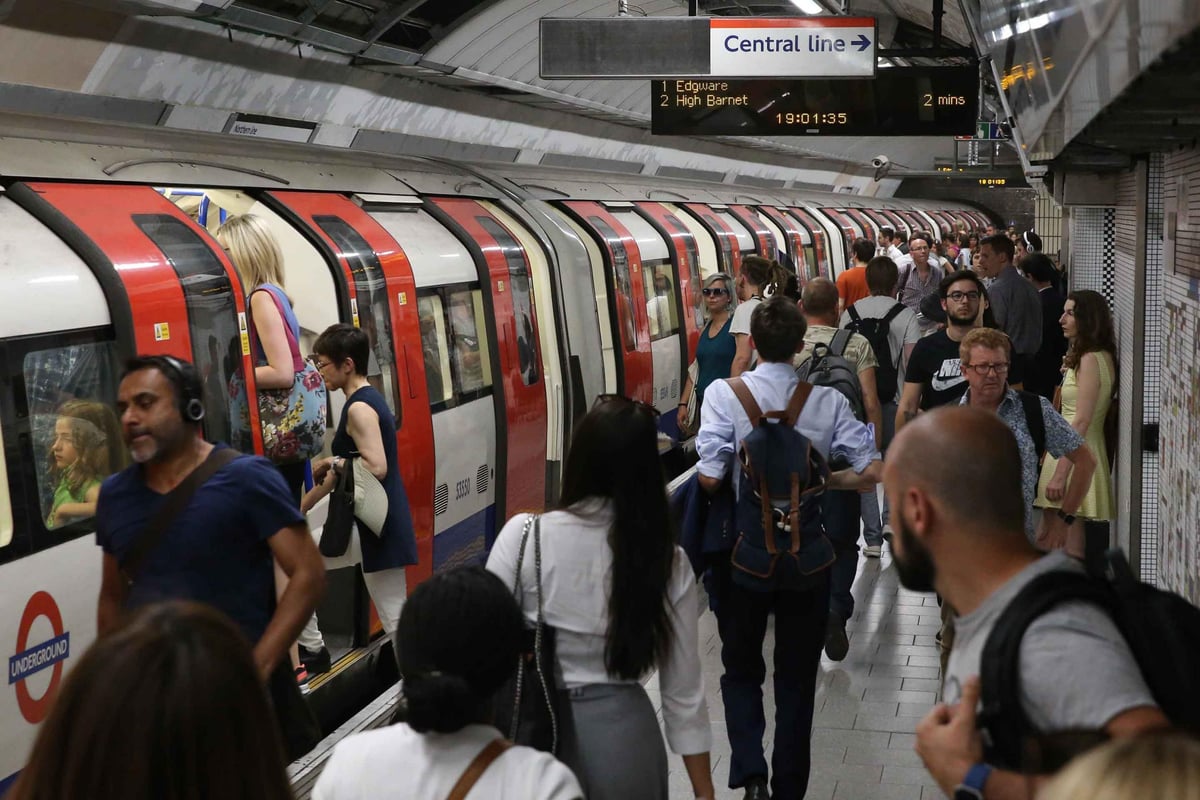 Night Tube service: Black cab drivers call for more taxi ranks outside stations | London Evening Standard