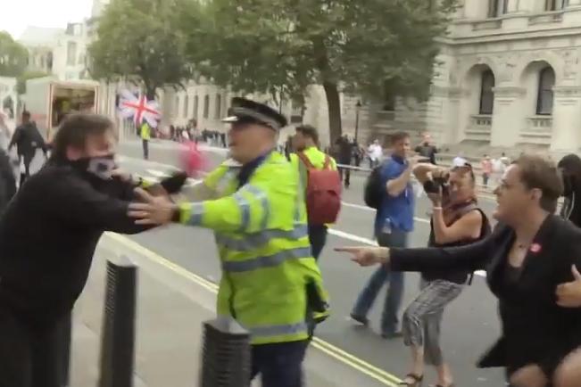 March for Europe: Bizarre moment Eddie Izzard grapples with protester who snatches his pink beret | London Evening Standard
