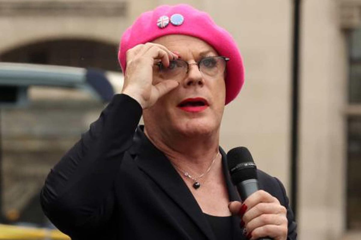Lorraine Kelly and Eddie Izzard share emotional moment after TV host apologises for not using female pronouns