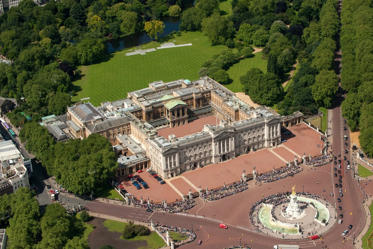 Buckingham Palace advertises for new gardener... who will earn less than the London Living Wage | London Evening Standard